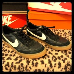 Size 8.5 NIKE blk/white gum sole